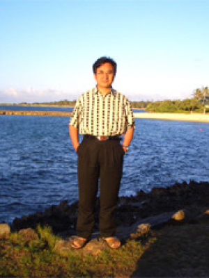 朱熹平，中山大学数学系教授，1998年度国家杰出青年科学基金获得者，2001 年至 2006 年被聘为教育部长江学者奖励计划特聘教授，分别于 2002年和 2013 年为全国百篇优秀博士学位论文指导教师, 2015年度国家自然科学基金创新研究群体项目学术带头人。朱熹平教授主要从事几何分析领域的研究：解决了Ricci 流的唯一性公开问题，证明了四维情形的由 Wolf 奖和 Abel 奖获得者Gromov所提出的正迷向曲率流形猜测（这也被 Schoen 在2010年国际数学家大会的1小时大会报告中重新提出），为国际重大数学课题Thurston几何化猜测的最终证明做出了一份贡献。  著名数学难题Poincaré猜测仅是Thurston 几何化猜测的小部分。1982-2002 年间，Hamilton 建立了利用 Ricci 流解决Thurston 几何化猜测的研究框架。2002-2003 年间，Perelman 在互联网上贴出了三篇论文，简略地提出了完成 Hamilton 框架的论证。Hamilton-Perelman 理论能否给出 Thurston 几何化猜测的证明是当时国际数学界众所关心的问题。全世界至少有三个团